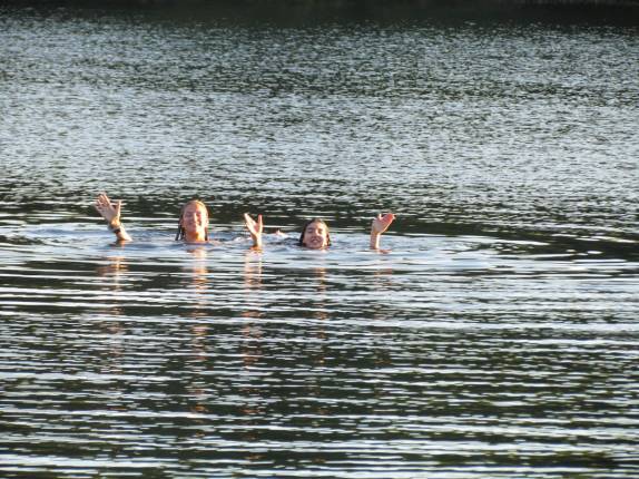 Delicioso mergulho no Mirror Lake, nas White Mountains, região de Lincoln, em New Hampshire - Estados Unidos
